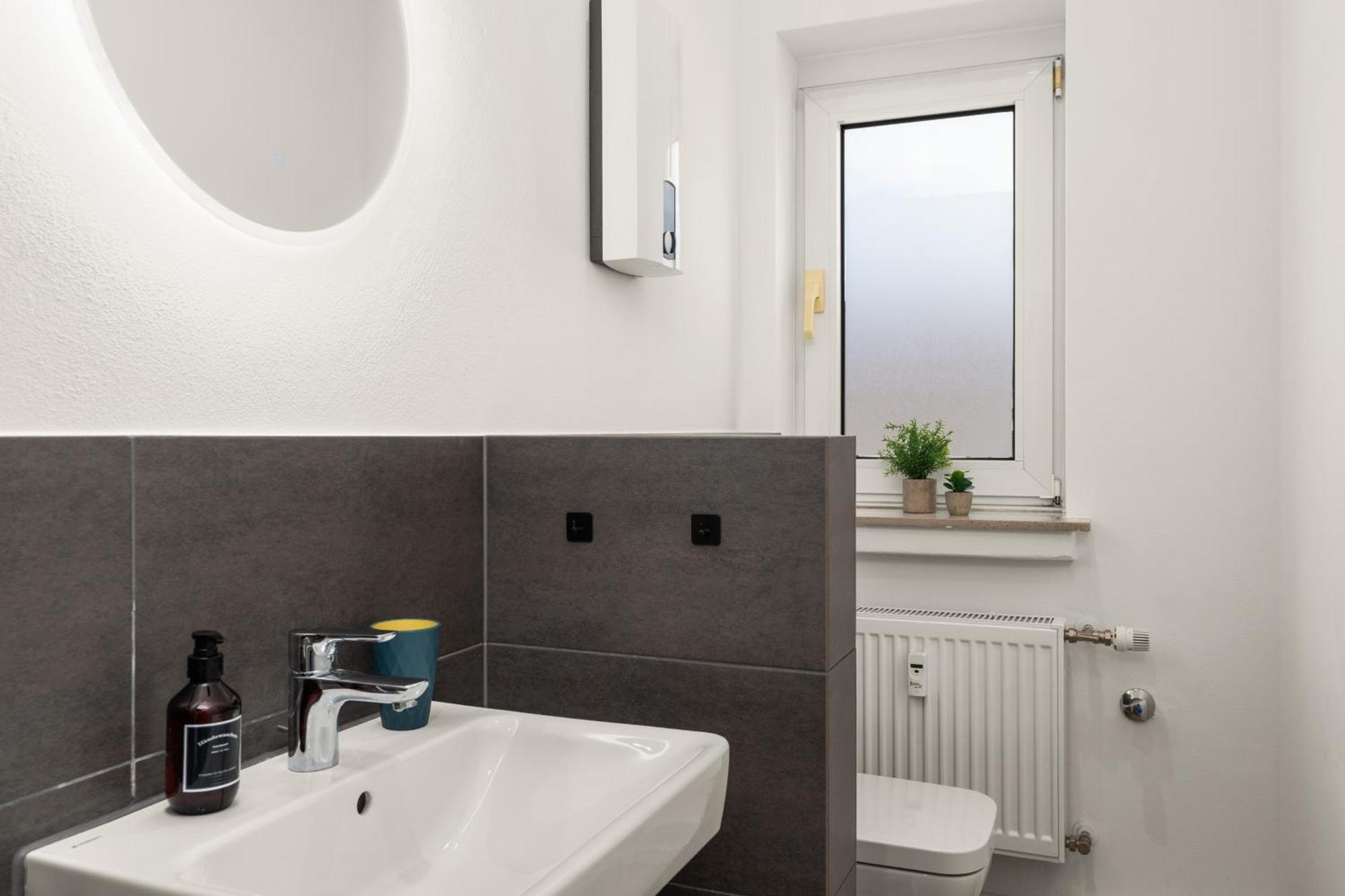 בילפלד Homely-Apartment Manhattanart, Zentral, Parkplatz, Billard,Ps4, Dart, Balkon מראה חיצוני תמונה
