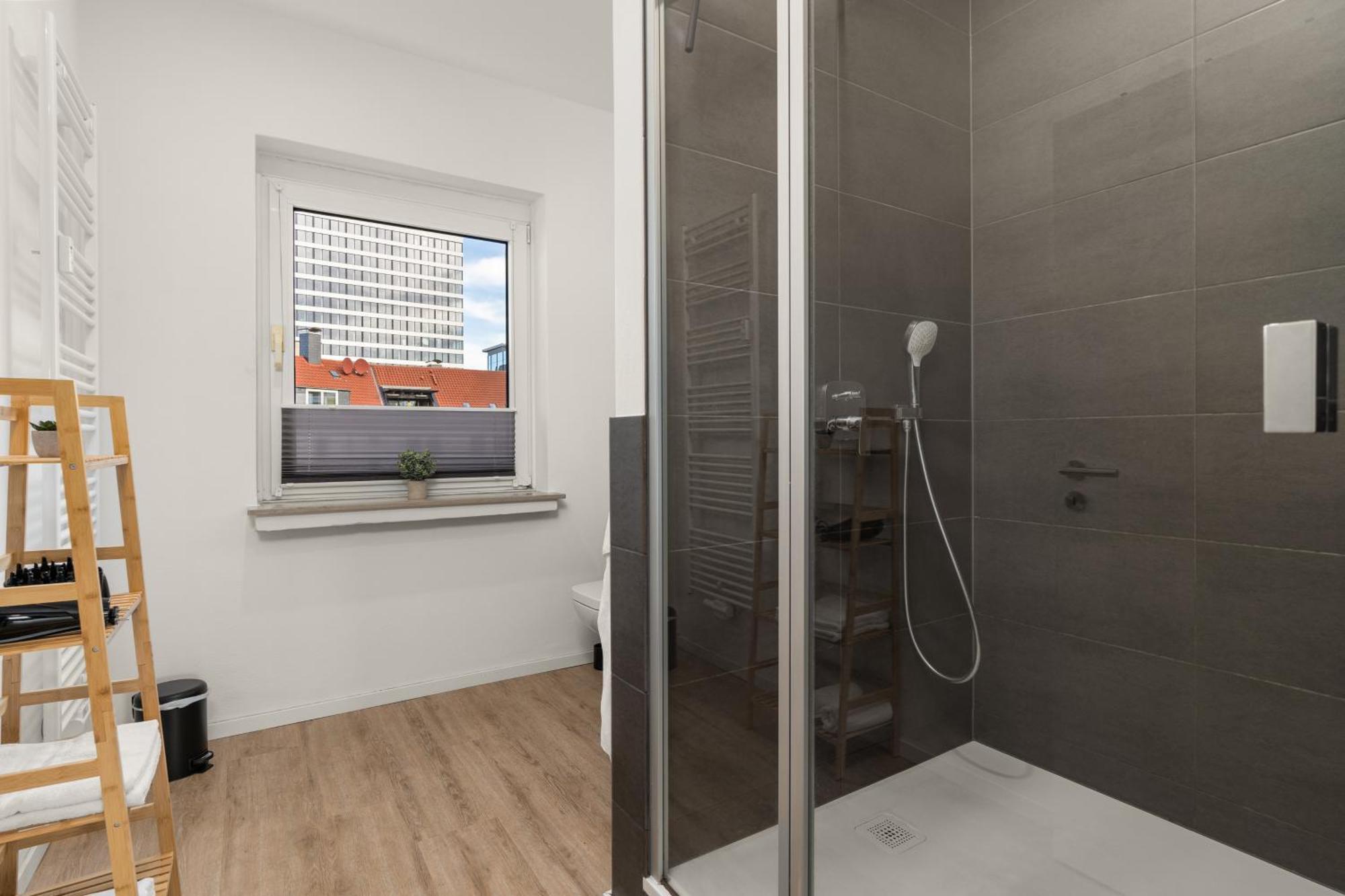 בילפלד Homely-Apartment Manhattanart, Zentral, Parkplatz, Billard,Ps4, Dart, Balkon מראה חיצוני תמונה